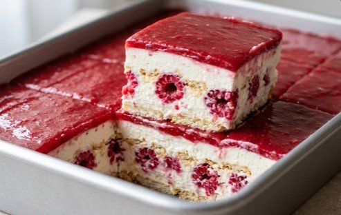 Bela Torta sa Malinama i Krekerima: Osvežavajući letnji desert bez pečenja za 15 minuta