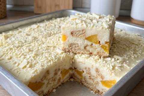Čuvena Grčka Torta sa Breskvama: Brzi osvežavajući kolač bez pečenja za 20 minuta