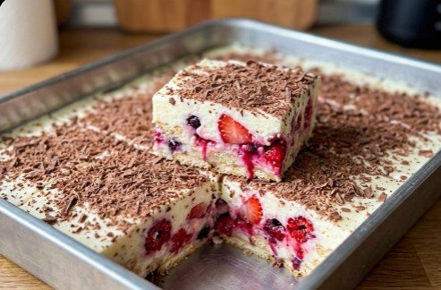 Čuvena Grčka Torta sa Šumskim Voćem: Osvežavajući kolač bez pečenja za 20