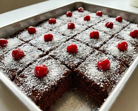 Sočni Čoko Kolač sa Višnjama: Tradicionalni Recept na Šolje