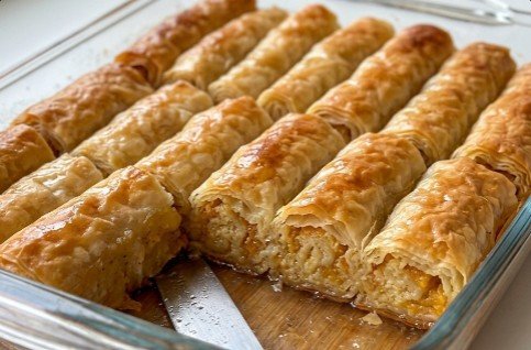 Pita sa Breskvama i Grizom: Tradicionalni sočni voćni rolati za 45 minuta