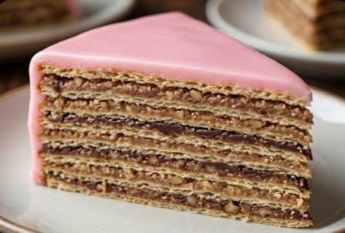 Tradicionalna Rozen Torta sa Orasima: Raskošna Slojevita Poslastica