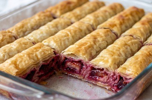 Tradicionalna Pita sa Šljivama i Grizom: Sočni zaliveni rolati za 45 minuta