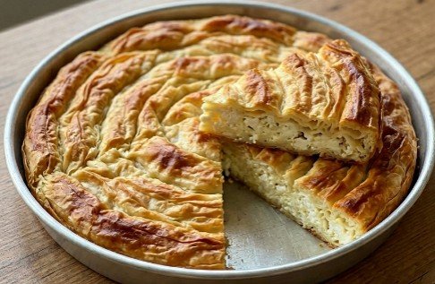 Tradicionalna Domaća Gibanica sa Feta Sirom: Korak-po-Korak Recept