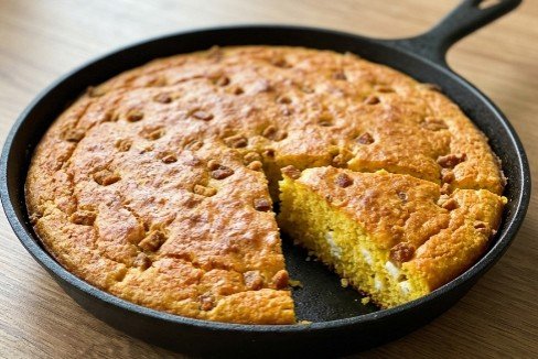 Domaća Starinska Proja sa Čvarcima i Sirom: Korak-po-Korak Recept