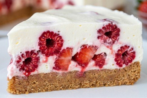 Brza Voćna Plazma Torta: Raskošni Kremasti Desert sa Malinama bez Pečenja