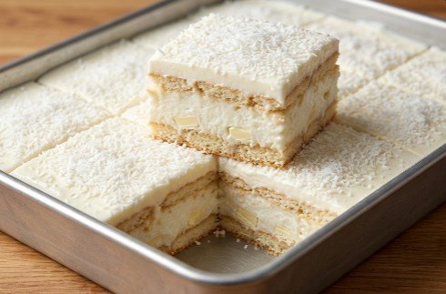 Brzi Kokos Kolač iz Tepsije: Nepečena kremasta keks torta sa belom čokoladom