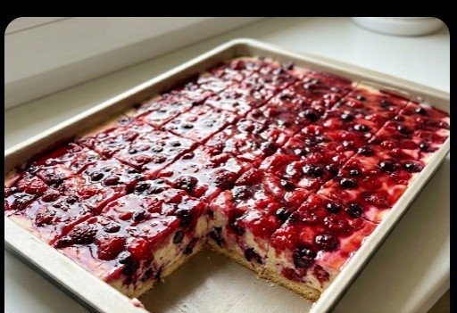Brzi Kolač sa Šumskim Voćem i Keksom: Recept bez Pečenja