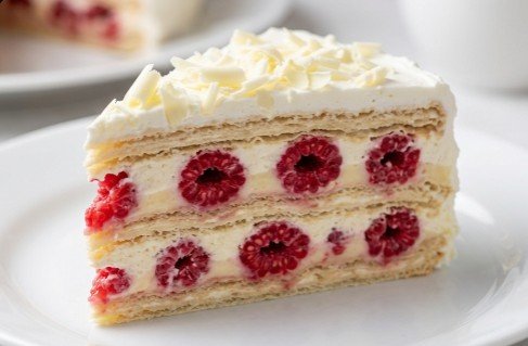 Torta Beli Anđeo sa Malinama: Raskošna i Osvežavajuća Rozen Poslastica