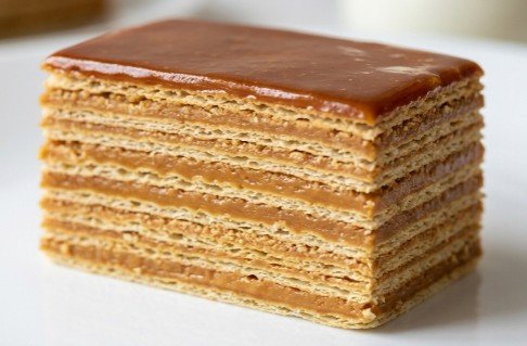 Karamel Rozen Torta sa Plazmom: Elegantni i Izdašni Slojeviti Klasik