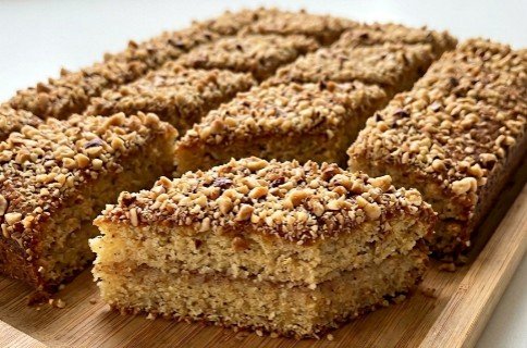 Brzi Kolač sa Grizom i Lešnicima na Čaše: Starinski Recept