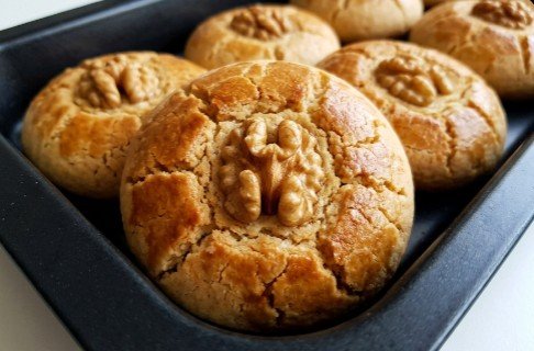 Starinske Gurabije sa Medom i Orasima: Originalni Recept na Čaše