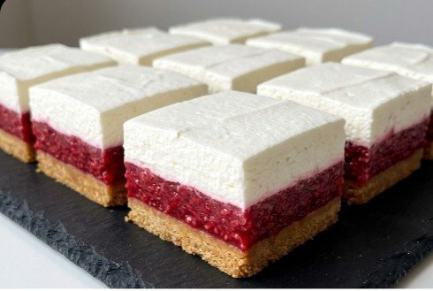Nepečena Plazma Torta sa Malinama: Brzi Kremasti Recept