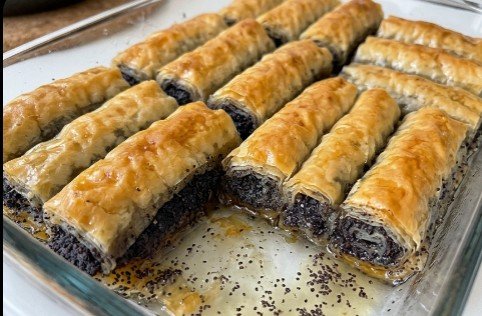 Tradicionalna Rolovana Baklava sa Makom: Hrskave i Izuzetno Sočne Rolnice iz Vatrostalne Posude