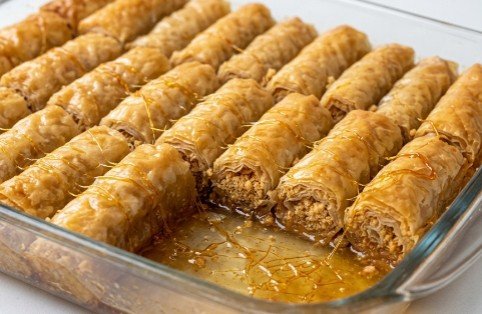 Rolovana Karamel Plazma Baklava: Moderni i Ekstremno Sočni Kulinarski Spektakl