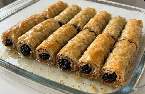 Šljivopita ili Baklava sa Šljivama i Orasima: Tradicionalni sočni rolat iz tepsije