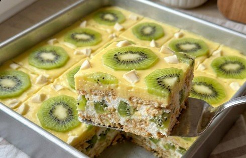Brza Kremasta Torta sa Sočnim Kivijem: Osvežavajući keks desert koji se ne peče