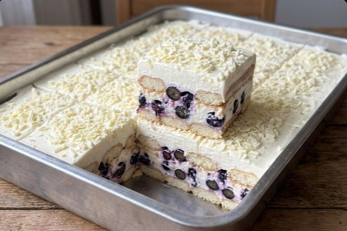Bela Nepečena Torta sa Piškotama i Borovnicama: Lagani letnji krem desert iz tepsije