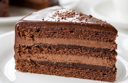 Čokoladna Kremasta Torta: Bogata i Otmena Slojevita Poslastica za Prave Sladokusce