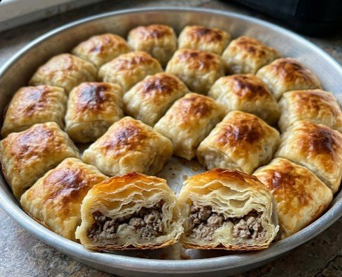 Premium Tradicionalne Mantije sa Mesom: Hrskavi i sočni domaći jastučići iz okrugle tepsije
