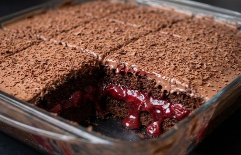 Sočni Čokoladni Kolač sa Višnjama: Brzi Recept (40 Minuta)
