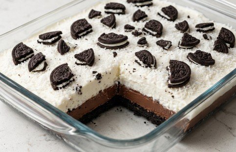 Oreo Kokos Kocke bez Pečenja: Raskošni kremasti spoj čokolade, kokosa i kultnog keksa koji osvaja na prvi zalogaj