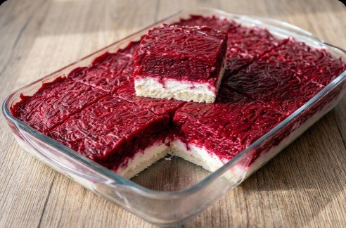 Svečana Slojevita Salata sa Cveklom i Orasima: Raskošno hladno predjelo koje pleni koloritom i ukusom