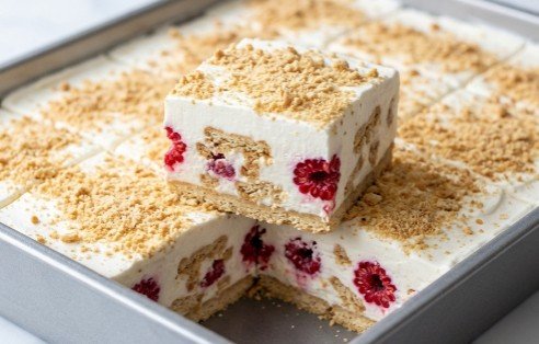 Brza Bela Torta sa Malinama: Nepečeni letnji desert za 15 minuta