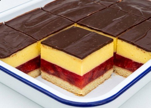 Bogata Kapri Torta: Osvežavajući klasik sa jagodama, vanilom i čokoladom