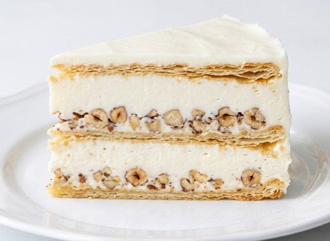 Torta Beli Anđeo: Elegantna harmonija bele čokolade, lešnika i rozen kora