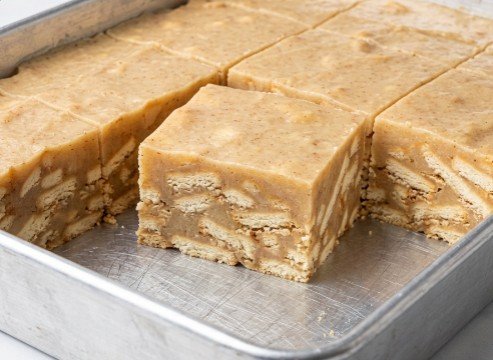 Brzi Kolač sa Jabukama: Sočan nepečeni desert sa keksom i cimetom