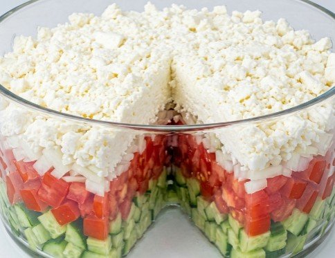 Slojevita Šopska Salata: Osvežavajući klasik u atraktivnom izdanju