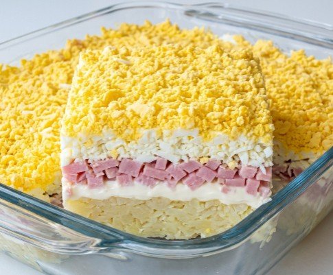Slojevita Mimoza Salata: Raskošno predjelo koje krasi svaku trpezu