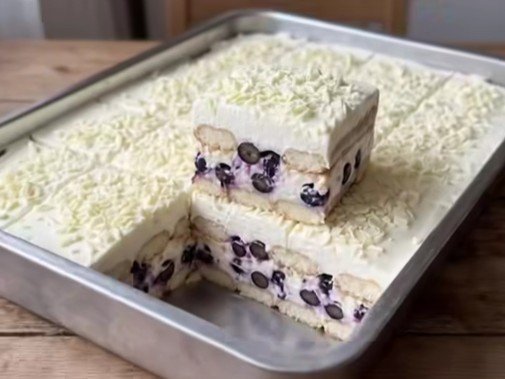 Bela nepečena torta sa piškotama i borovnicama: Kremasto letnje osveženje bez paljenja rerne