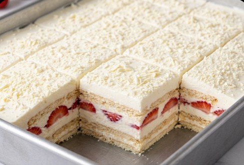 Brza nepečena torta sa jagodama: Kremasto letnje osveženje u slojevima