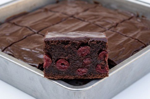 Sočne čoko-višnja kocke: Savršen domaći čokoladni kolač sa višnjama