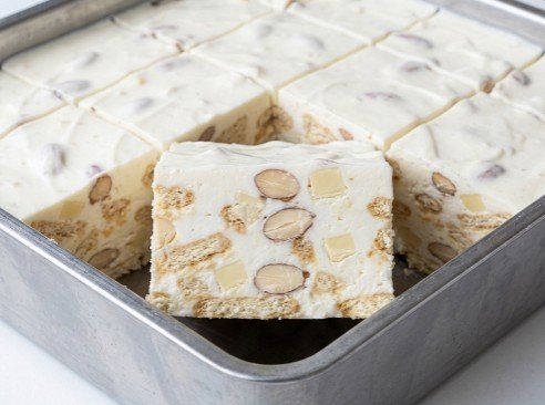 Bela torta sa bademima: Vrhunski kremasti desert bez pečenja