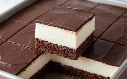 Kremaste Ledene Kocke: Tradicionalni Recept za Omiljeni Slastičarski Klasik