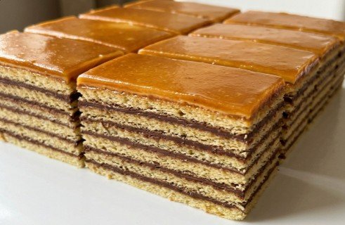 Starinska Doboš Torta: Savršen Recept za Slojeviti Kolač
