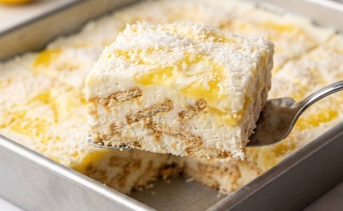 Brza limun i kokos torta: Osvežavajući kremasti desert bez pečenja