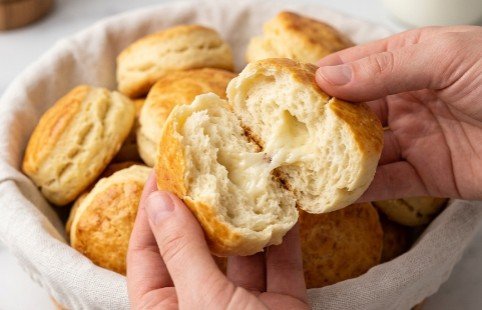 Brze jogurt pogačice: Mekano i toplo domaće pecivo sa sirom