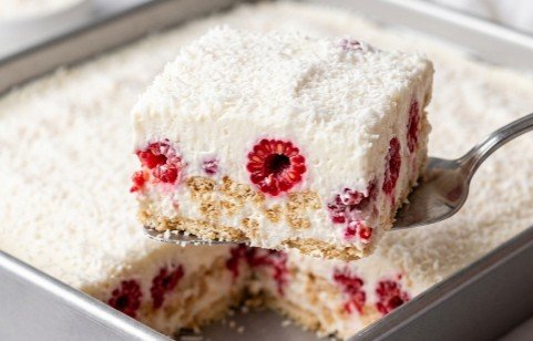 Brza kokos i malina torta: Osvežavajući kremasti desert sa voćem