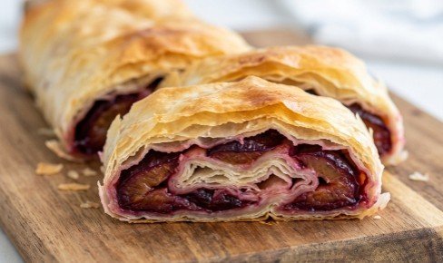 Slatka pita sa šljivama: Tradicionalni sočni rolat sa savršeno hrskavim korama