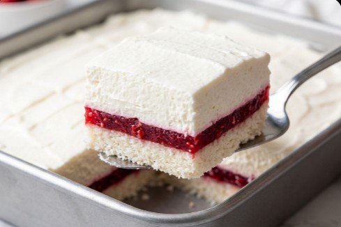 Kokos Torta sa Malinama: Osvežavajući slojeviti desert bez pečenja