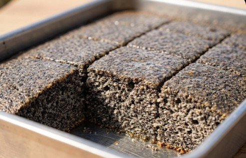 Sočni kolač sa makom: Brzi zaliveni desert na čaše koji obara sa nogu