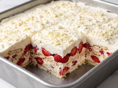 Brza Torta sa Jagodama: Nepečeni kremasti desert koji se topi u ustima