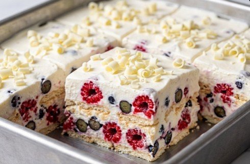 Brza torta sa šumskim voćem: Osvežavajući voćni desert sa belom čokoladom