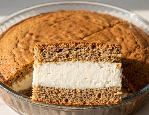 Kolač sa Orasima i Vanilom: Raskošna harmonija kreme i tradicionalnog biskvita