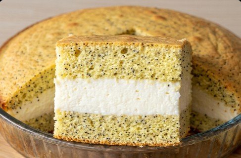 Kolač sa limunom i makom: Kremasta i osvežavajuća biskvitna torta