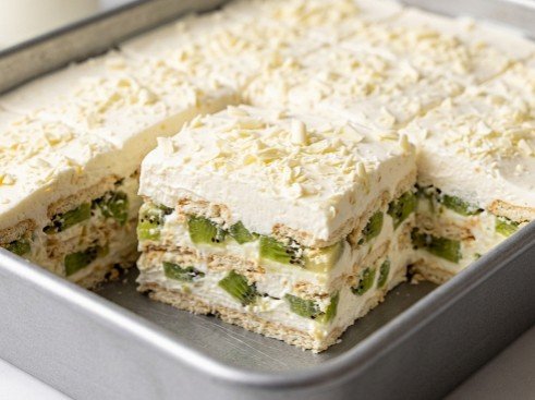 Brza torta sa kivijem i belom čokoladom: Osvežavajući nepečeni desert koji mami poglede